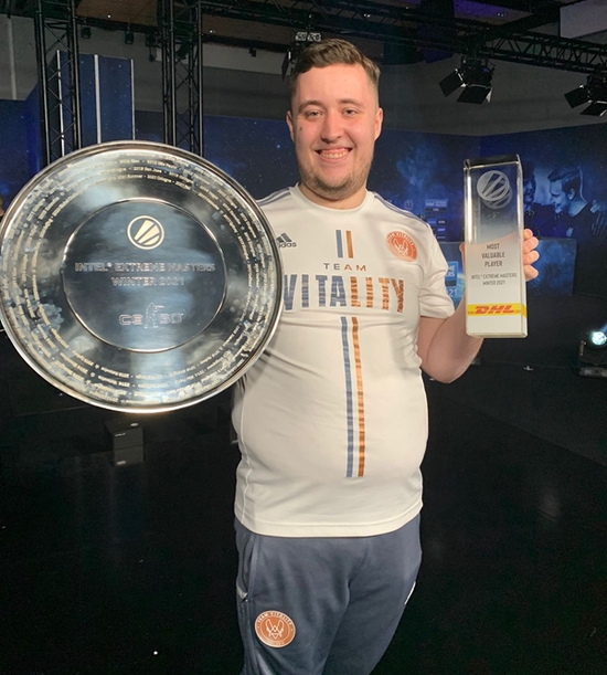 T1战队庆祝晋级S15四强赛的精彩瞬间